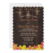 素朴な秋の落ち葉 木の古いランタン 結婚式