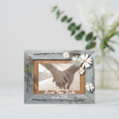 素朴な納屋のデイジー国の結婚式の日付を保存 案内ポストカード (スタンド正面)