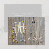 素朴な納屋の木のシャンパン ウエスタンカントリー結婚式 インビテーションポストカード (正面/裏面)