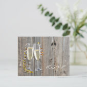 素朴な納屋の木の色合いのシャンパン ウエスタンカントリー結婚式 インビテーションポストカード (スタンド正面)