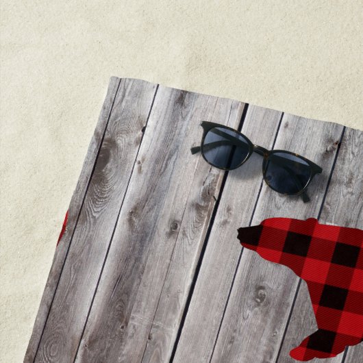 素朴な納屋の木クリスマス赤いバッファローのプレイドベア ビーチタオル (インサイチュ)