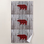 素朴な納屋の木クリスマス赤いバッファローのプレイドベア ビーチタオル (正面)