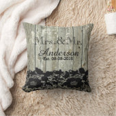 素朴な納屋の木レース田舎の結婚式のmrとmrs クッション (ブランケット)