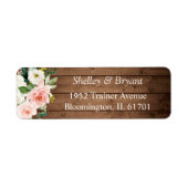 素朴な納屋の木材とソフトなピンクの花の返送先住所ラベル ラベル (正面)