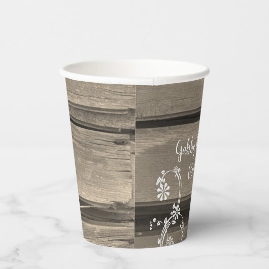 素朴な納屋の木材と白い花をあしらったカントリーウェディング 紙コップ (右)