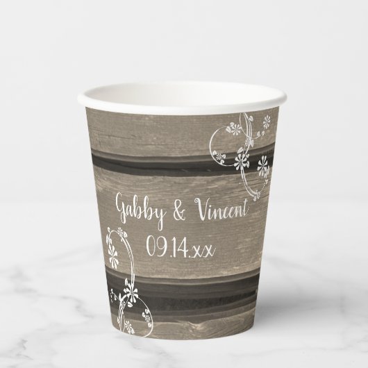素朴な納屋の木材と白い花をあしらったカントリーウェディング 紙コップ (正面)