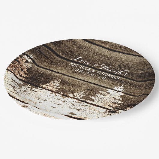 素朴な納屋の木製の松の木の冬の結婚式のプレート ペーパープレート (アングル)