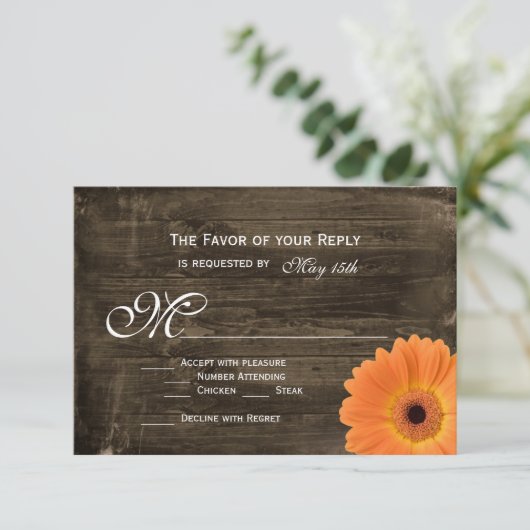 素朴な納屋のRSVPカードを結婚している木製のオレンジデイジー 出欠カード (スタンド正面)