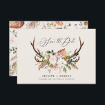 素朴な葉、 花と鹿の角のウェディング セーブザデート<br><div class="desc">素朴な葉、花、鹿の角のウェディングの「保存の日」カード。美しい水彩画の葉、白い花、木のスライスとスクリプトの手書きが特徴のモダンな招待状。このおしゃれな招待状で、あなたのパーティーのスタイルが決まること間違いなし。</div>