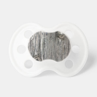 素朴な薮の設定からの老化させた木製の塀の投稿 おしゃぶり