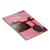 素朴な衰退した赤いランドローバーのアフリカのサファリのジープ ノートブック (右側)