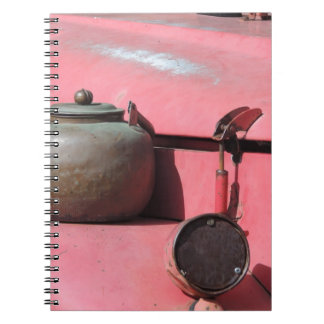 素朴な衰退した赤いランドローバーのアフリカのサファリのジープ ノートブック