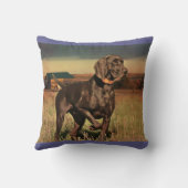 素朴な西欧諸国の農場のラブラドル・レトリーバー犬 クッション (裏面)