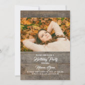 素朴な西部の田舎の納屋の木の誕生日パーティー 招待状 (正面)