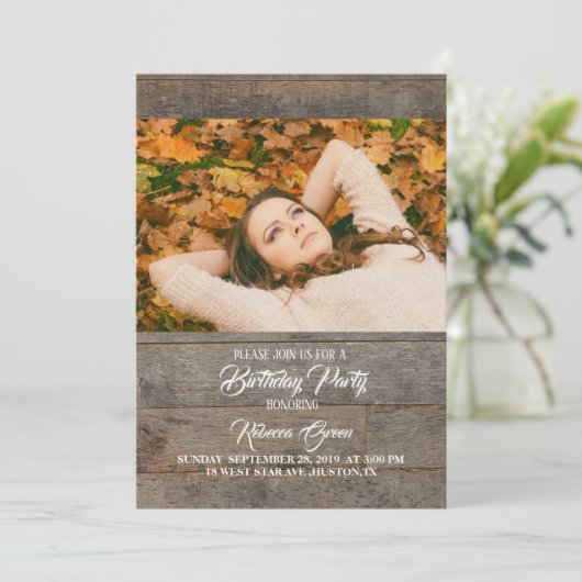 素朴な西部の田舎の納屋の木の誕生日パーティー 招待状 (スタンド正面)