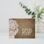 素朴な西部の田舎の結婚式のラップとレース インビテーションポストカード (スタンド正面)