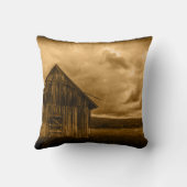 素朴な西部の田舎の農家の古い倉庫 クッション (裏面)