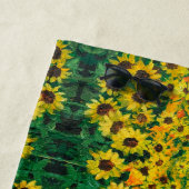 素朴な西部地方の赤い納屋ひまわり畑 ビーチタオル (インサイチュ)