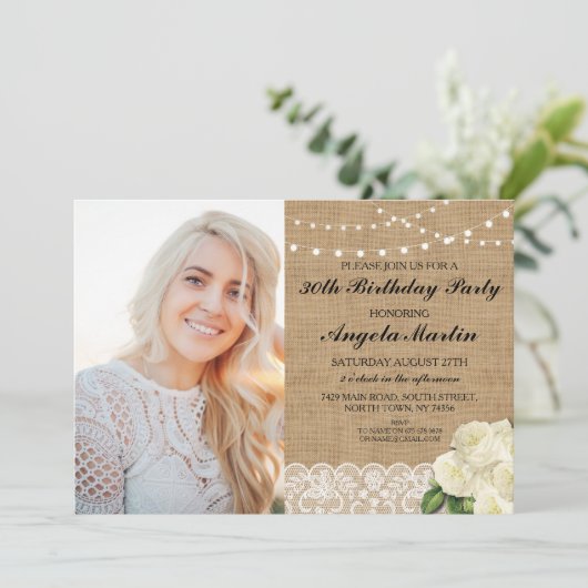 素朴な誕生会のバーラップのレースのばら色の写真 招待状 (スタンド正面)