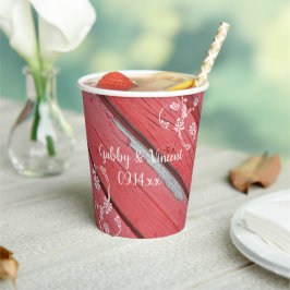 素朴な赤い納屋の木と白い花をあしらったカントリーウェディング 紙コップ