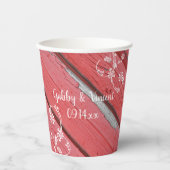 素朴な赤い納屋の木と白い花をあしらったカントリーウェディング 紙コップ (正面)