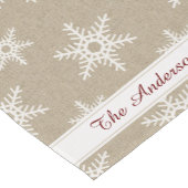 素朴な赤と白のフェイクなバーラップの雪片パターン ショートテーブルランナー (コーナー)