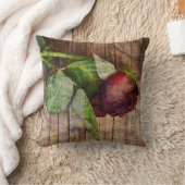 素朴な赤の織り目加工のグランジ木に上がりました クッション (ブランケット)