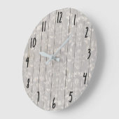 素朴な農家のぼろぼろのシックで白い木製の装飾的 ラージ壁時計 (傾斜)