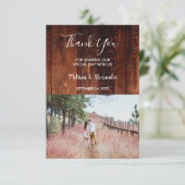 素朴な農村の納屋の木材を使った感謝の気持ちを伝える結婚式の写真 招待状 (スタンド正面)