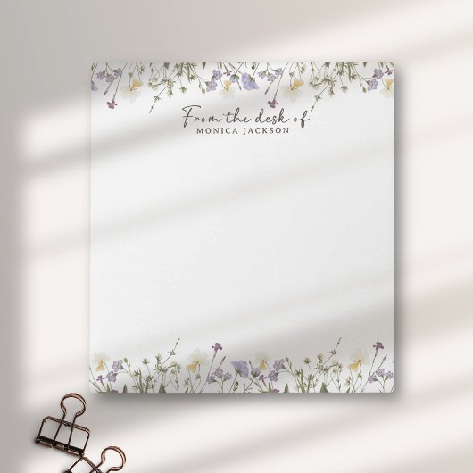 素朴な野の花の机から ノートパッド