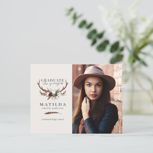 素朴な雄鹿および花柄の卒業生のパーティーの写真 案内ポストカード (スタンド正面)