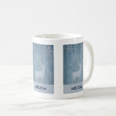 素朴な青い木のトナカイのいる地方のクリスマス コーヒーマグカップ (正面右)