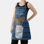素朴な青い木の瓶とスプーンのファミリー キッチン エプロン (インサイチュ)