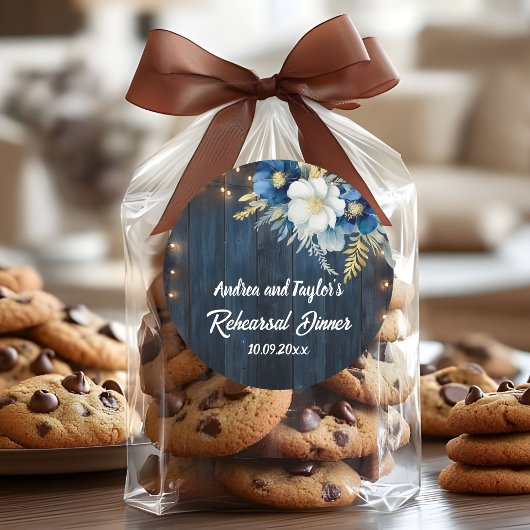 素朴な青い木材と白い花の彩りのリハーサルディナー ラウンドシール