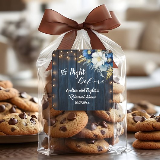 素朴な青い木材と白い花の彩るリハーサルディナー スクエアシール