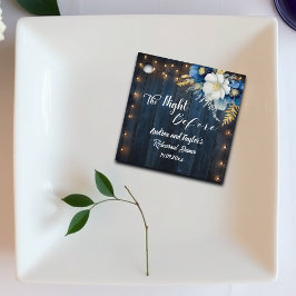 素朴な青い木材と白い花の彩るリハーサルディナー フェイバータグ