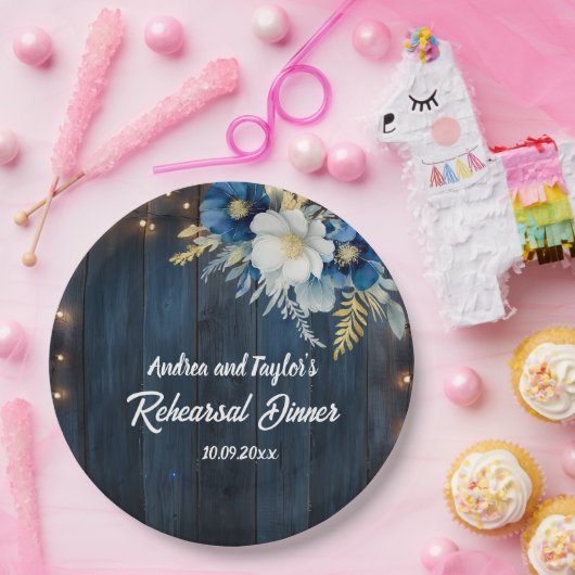 素朴な青い木材と白い花の彩るリハーサルディナー ペーパープレート (パーティー)