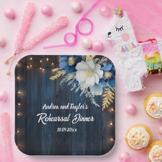 素朴な青い木材と白い花の彩るリハーサルディナー ペーパープレート (パーティー)