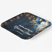 素朴な青い木材と白い花の彩るリハーサルディナー ペーパープレート (傾斜あり)