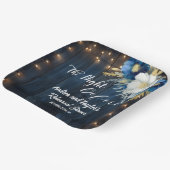 素朴な青い木材と白い花の彩るリハーサルディナー ペーパープレート (傾斜あり)