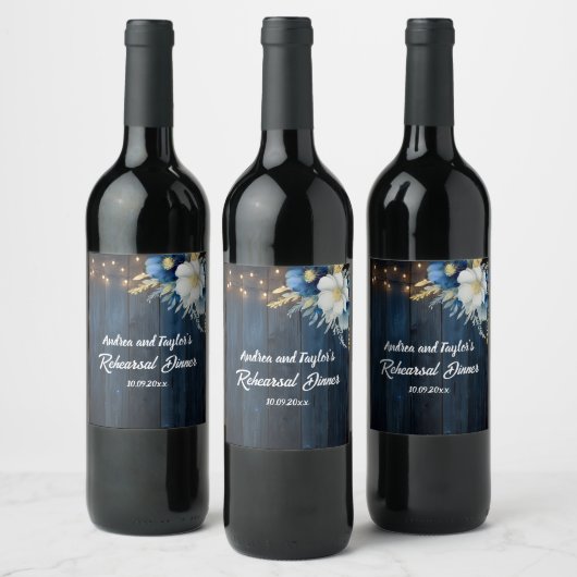 素朴な青い木材と白い花の彩るリハーサルディナー ワインラベル (ボトル)