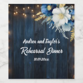 素朴な青い木材と白い花の彩るリハーサルディナー ワインラベル (シングルラベル)