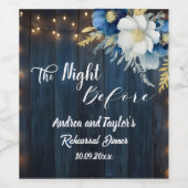 素朴な青い木材と白い花の結婚式のリハーサルディナー ワインラベル (シングルラベル)