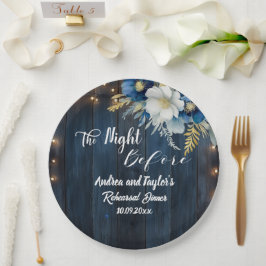 素朴な青い木材と白い花の結婚式の予行 dinner ペーパープレート