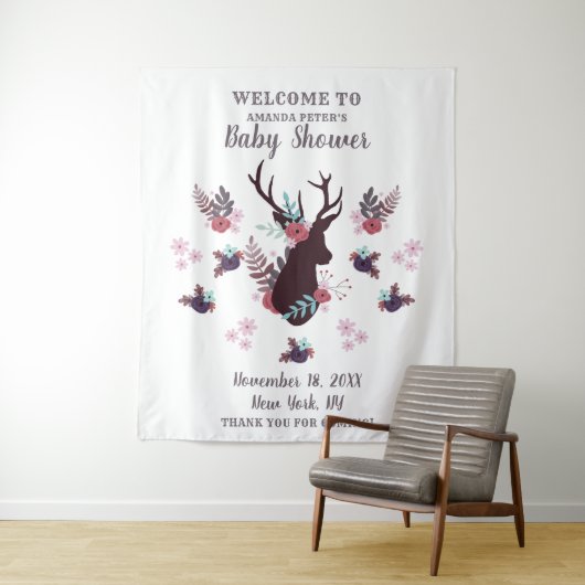素朴な鹿の頭のモーブ花柄の女の子の赤ちゃんのお祝い タペストリー (インサイチュ)