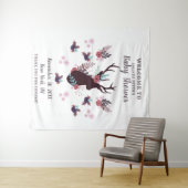 素朴な鹿の頭のモーブ花柄の女の子の赤ちゃんのお祝い タペストリー (インサイチュ(横))