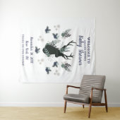 素朴な鹿の頭の青い花のベビーシャワーウェルカム タペストリー (インサイチュ(横))