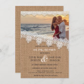 素朴な麻とレースの写真 ウェ・スティル・ドゥ ご招待 招待状 (正面/裏面)