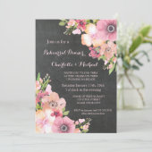 素朴な黒板のピンクの花のリハーサルの夕食 招待状 (スタンド正面)