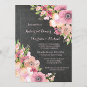 素朴な黒板のピンクの花のリハーサルの夕食 招待状 (正面/裏面)